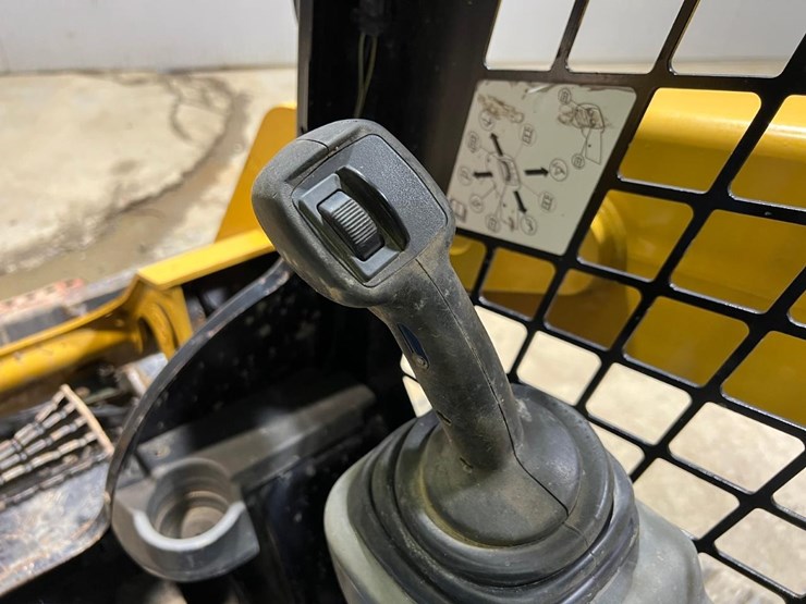 2016-caterpillar-259d-image-29