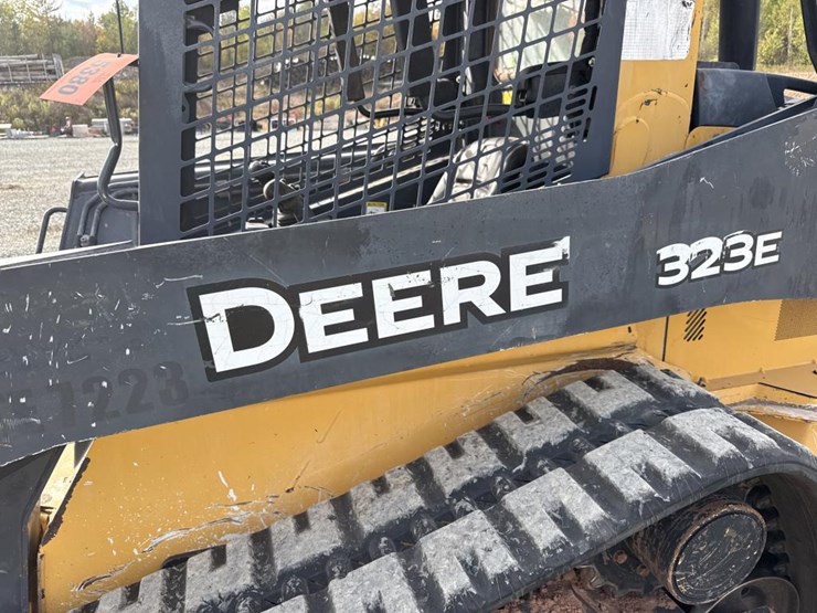 deere-323e-image-17