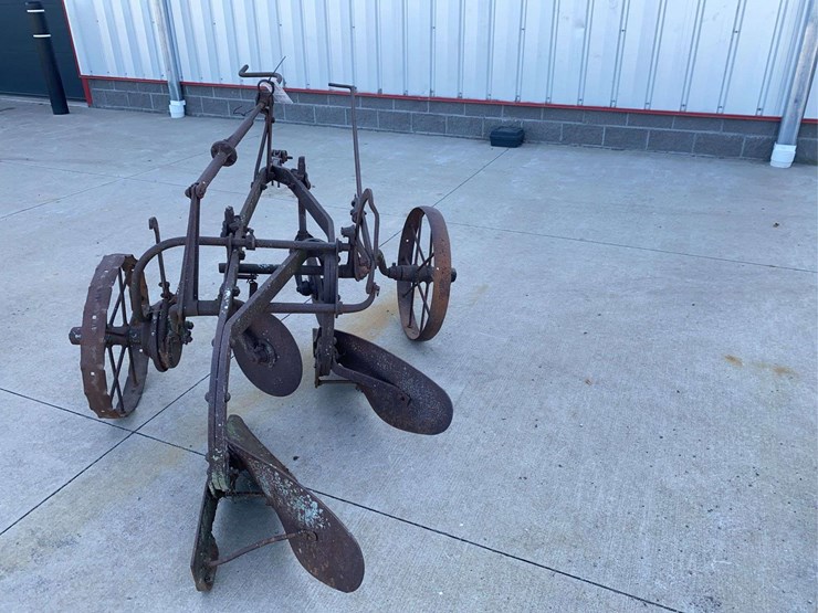 horse-drawn-2-bottom-oliver-plow-image-2