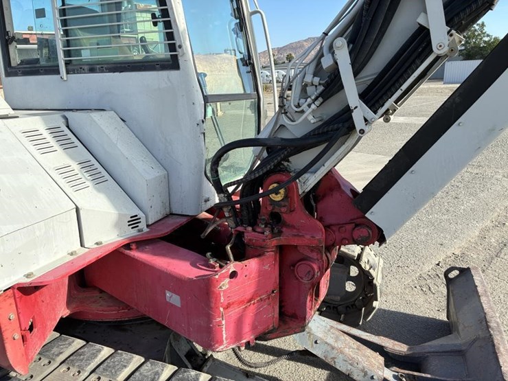 2016-takeuchi-tb280fr-image-12
