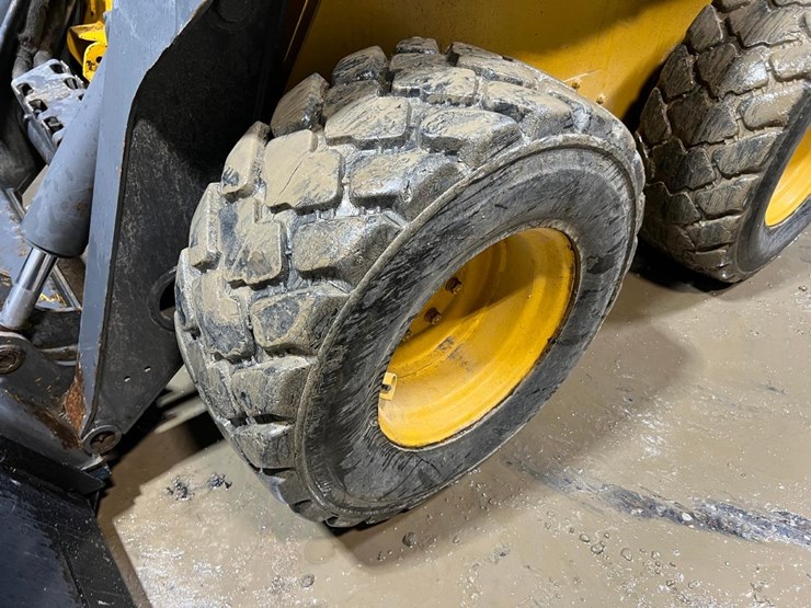 deere-332e-image-12