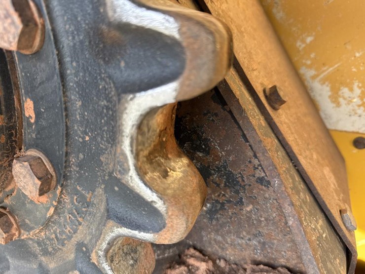 deere-323e-image-49