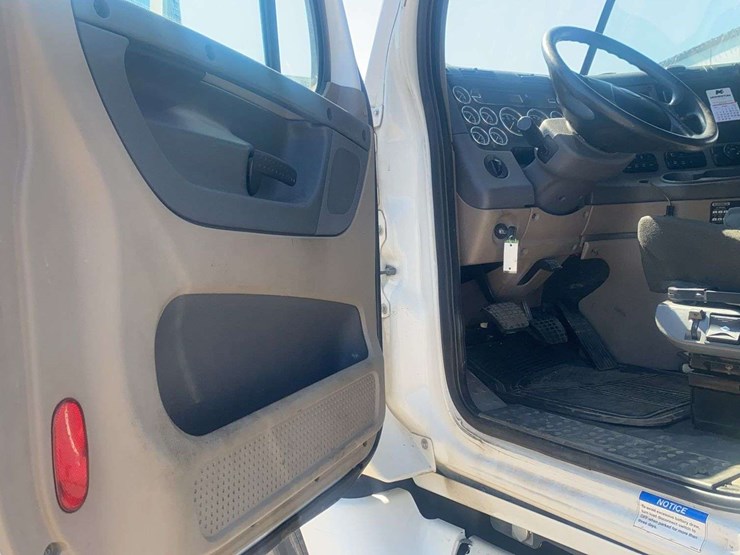 2013-freightliner-cascadia-semi-truck-image-37