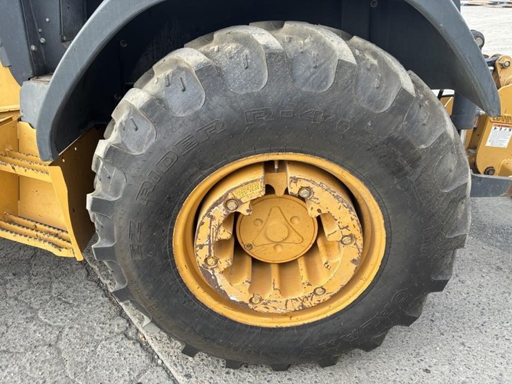 2015-deere-210l-image-14