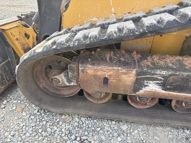 deere-323e-image-53