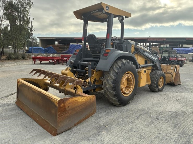 2015-deere-210l-image-3