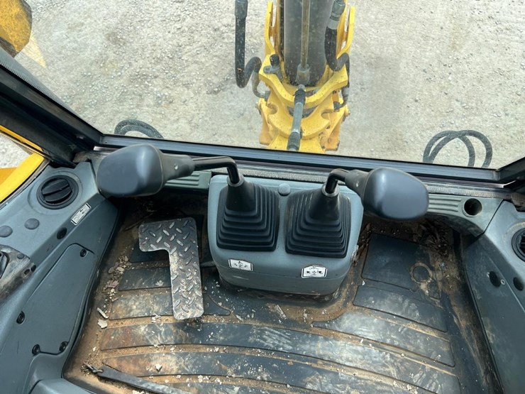 new-holland-b95-image-36