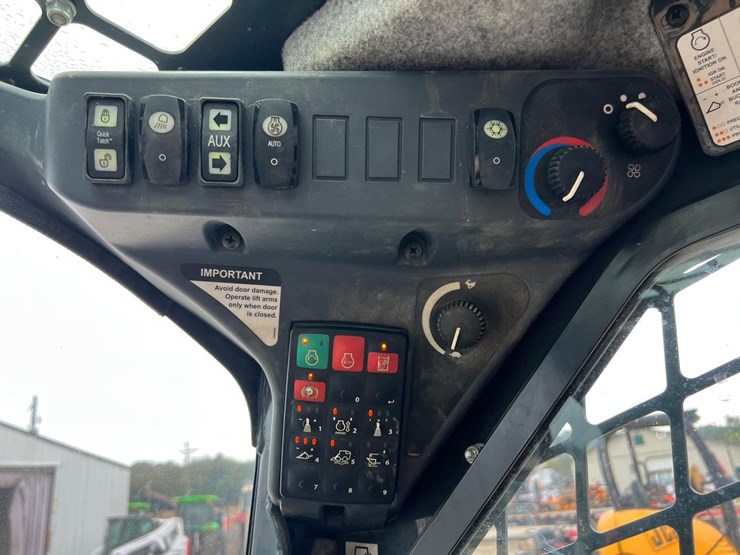 2020-deere-324g-image-23