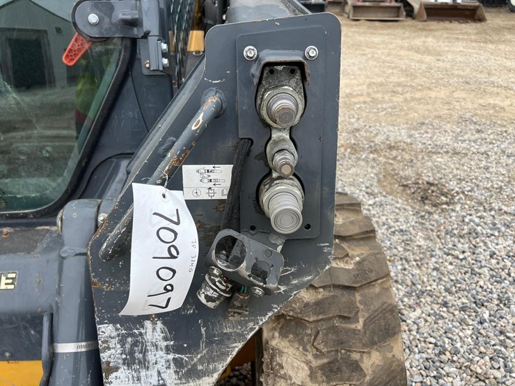 2020-deere-324g-image-11