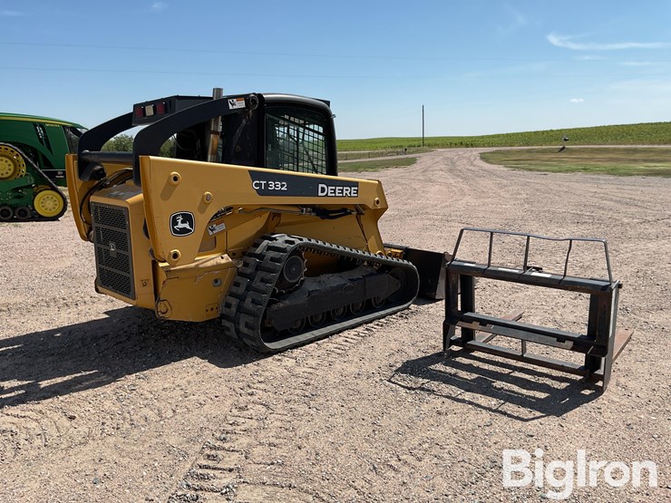 2006-deere-ct332-image-5