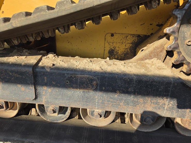 2013-deere-ct332-image-50