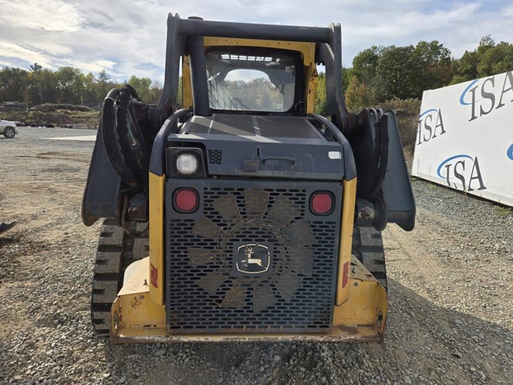 deere-323e-image-4