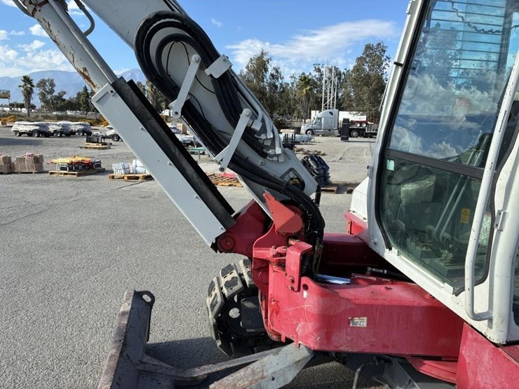 2016-takeuchi-tb280fr-image-11