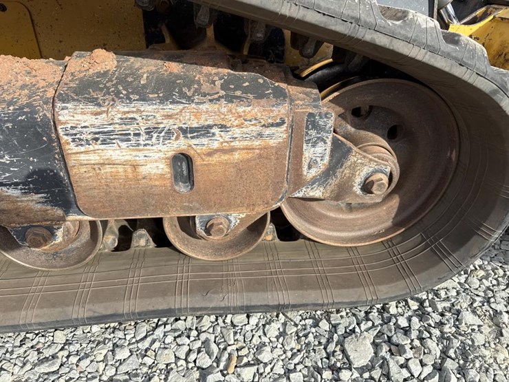 deere-323e-image-46