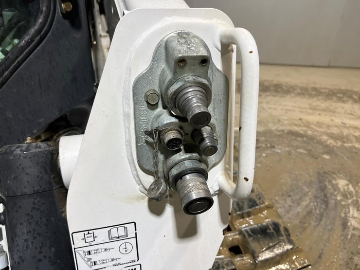 2016-bobcat-t870-image-11