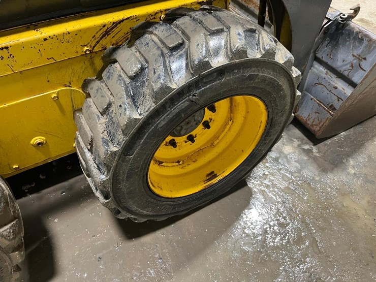 new-holland-l215-image-16