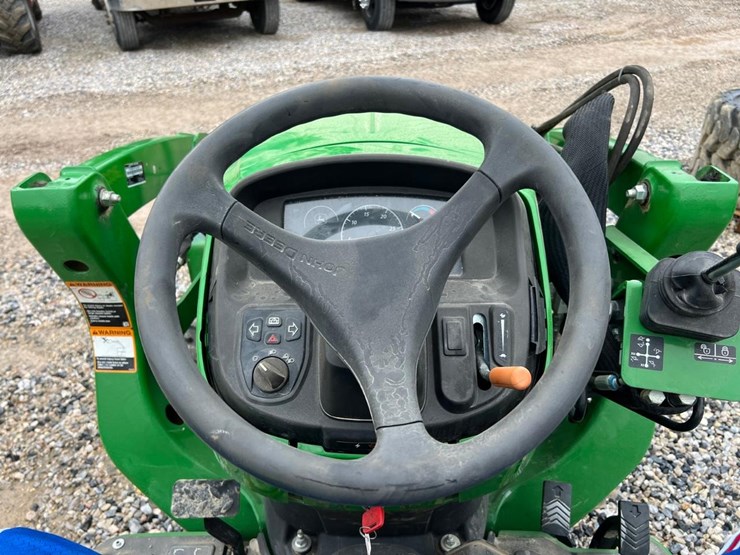 2021-john-deere-3025e-image-24