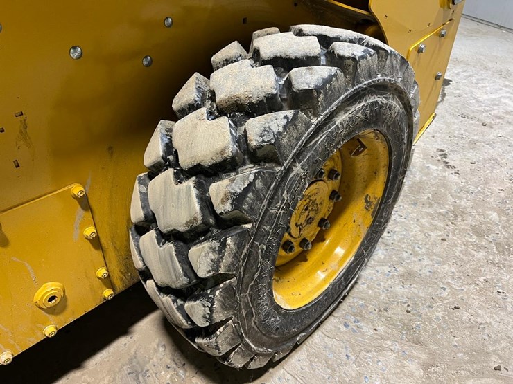 2016-deere-318g-image-14