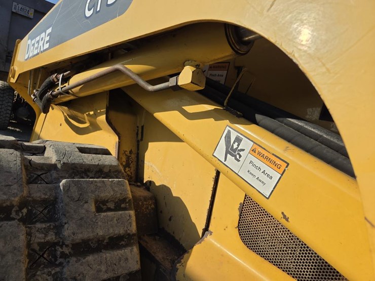2013-deere-ct332-image-18