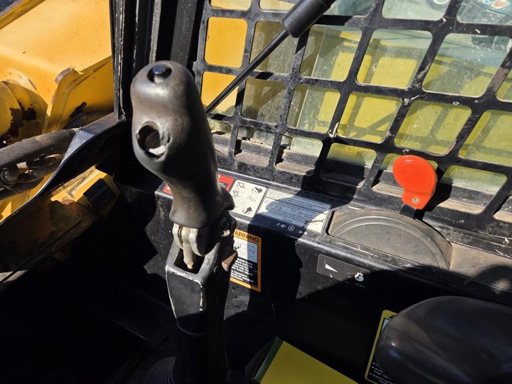 2013-deere-ct332-image-37