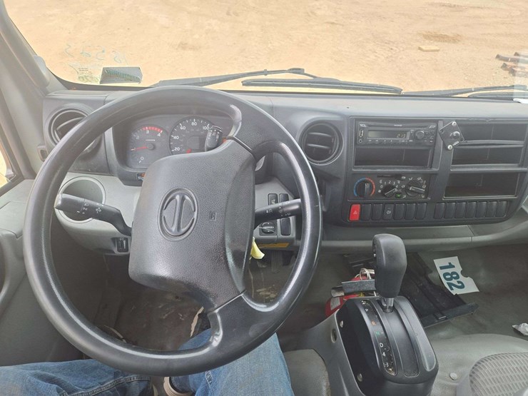 2019-hino-195-image-16