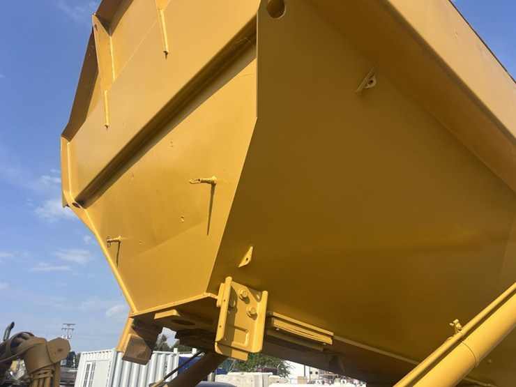 2005-caterpillar-725-image-13