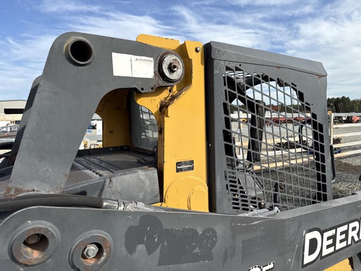deere-323e-image-38