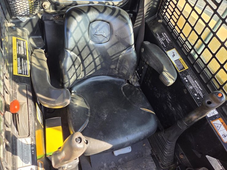 2013-deere-ct332-image-36
