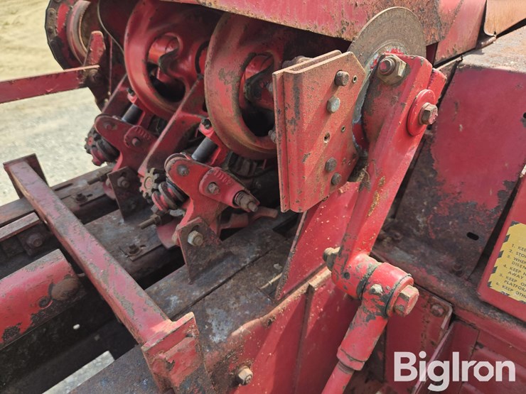 new-holland-275-image-16
