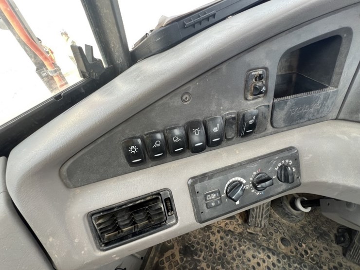 2021-volvo-a60h-image-39