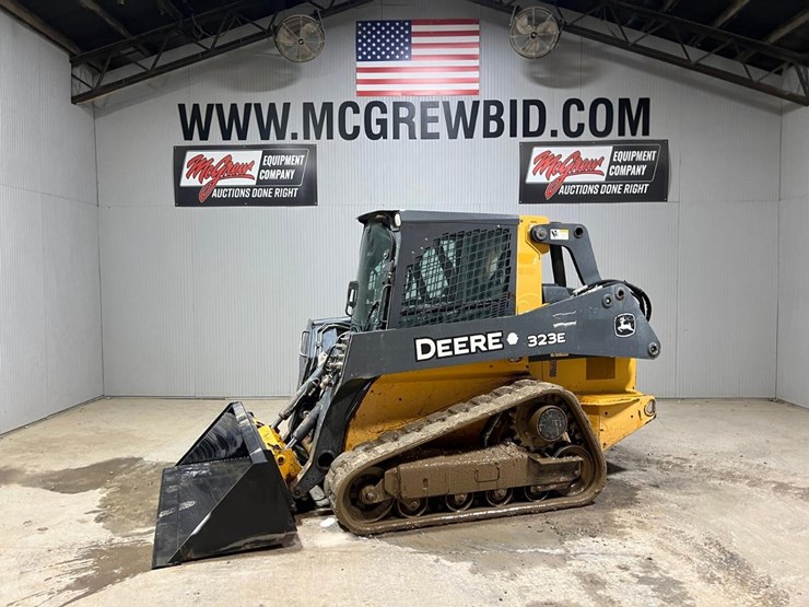 deere-323e-image-1