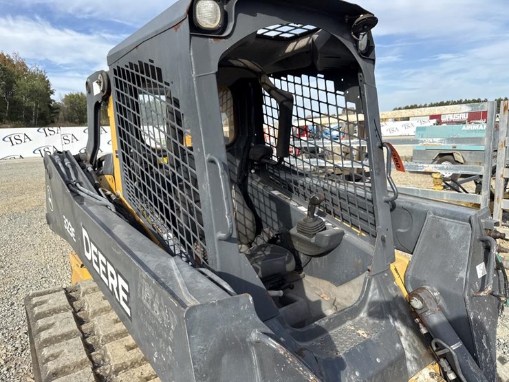 deere-323e-image-37