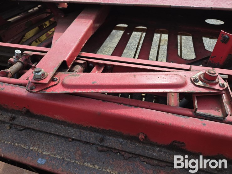 new-holland-275-image-19
