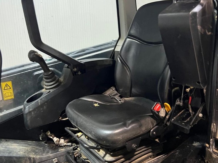 2023-jcb-3ts-8t-image-22