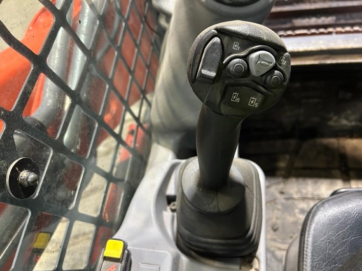 2023-kubota-svl75-3-image-25