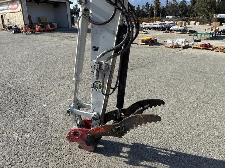 2016-takeuchi-tb280fr-image-5