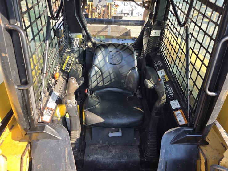 2013-deere-ct332-image-35
