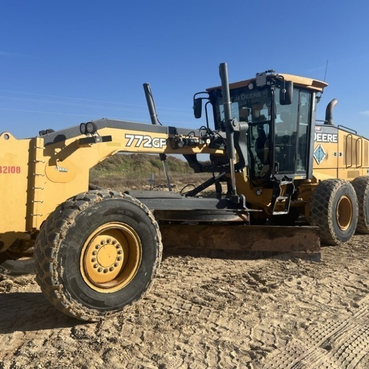 2011 DEERE 772GP