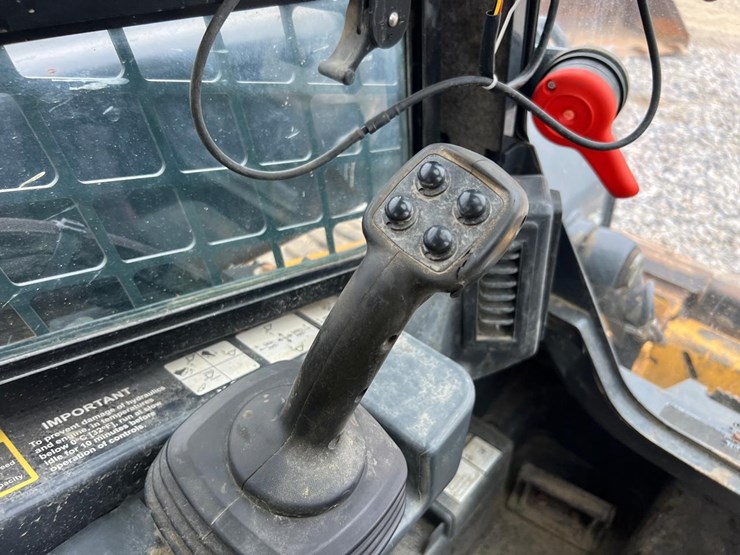 2020-deere-324g-image-21
