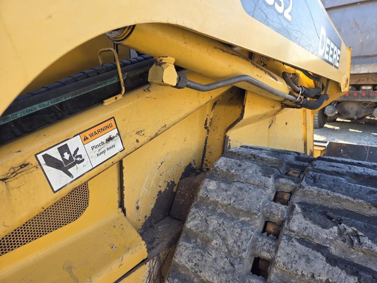 2013-deere-ct332-image-21