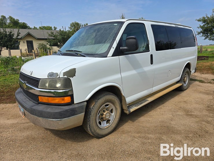 2011-chevrolet-express-3500-image-1