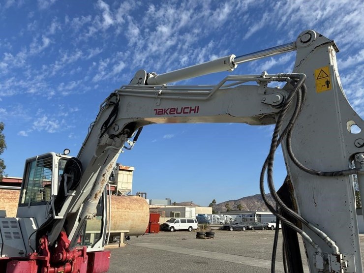 2016-takeuchi-tb280fr-image-9