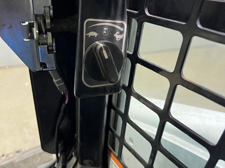 2016-bobcat-t740-image-28