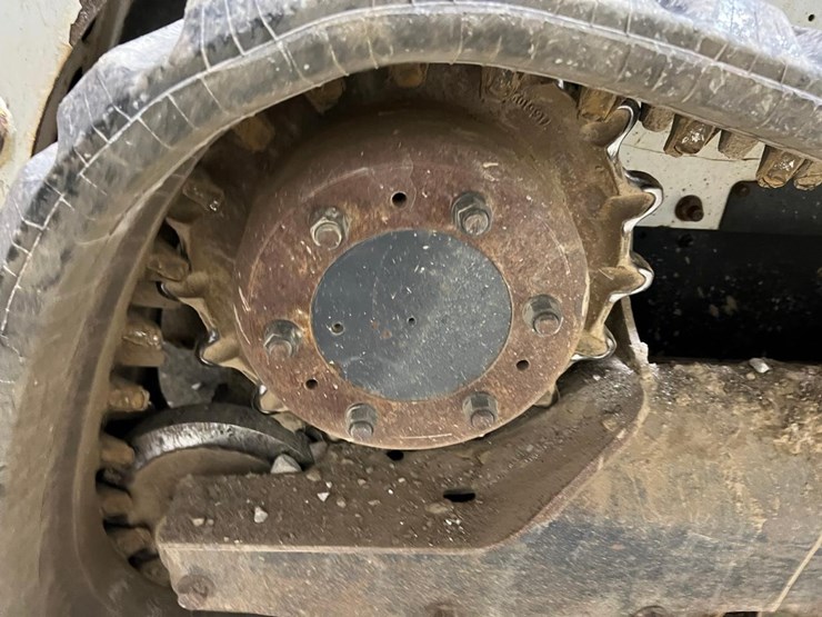 2016-bobcat-t740-image-18