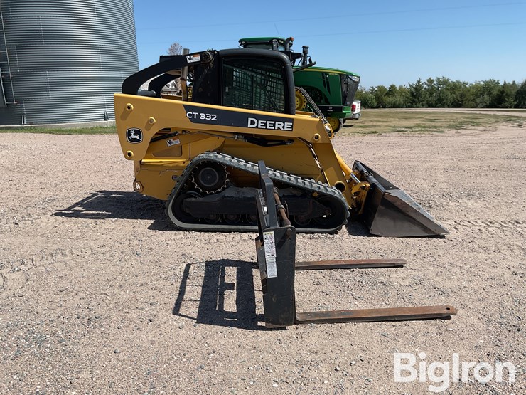 2006-deere-ct332-image-4