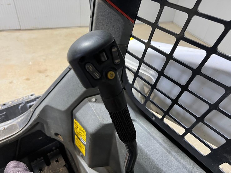 2022-bobcat-t64-image-55