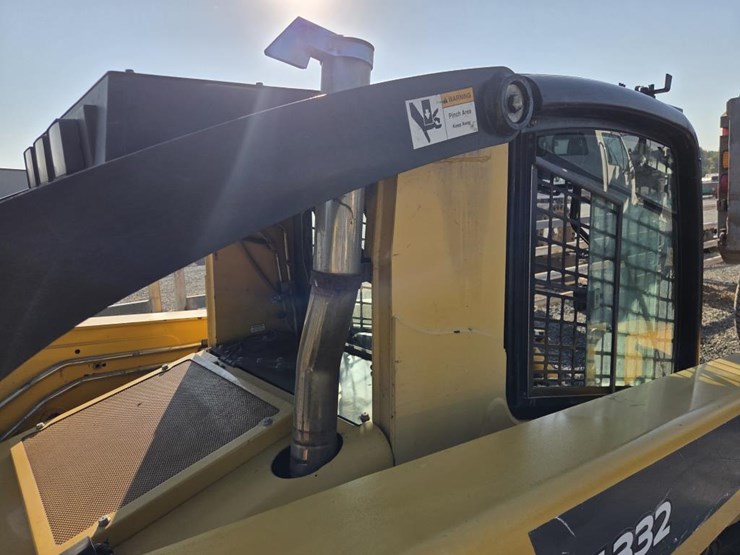2013-deere-ct332-image-32