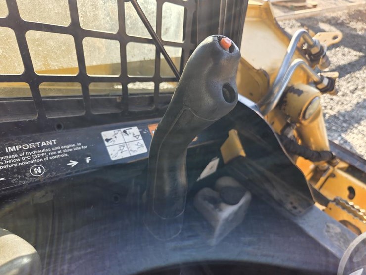 2013-deere-ct332-image-38