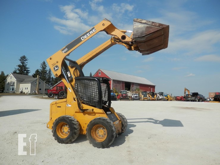 deere-320-image-2