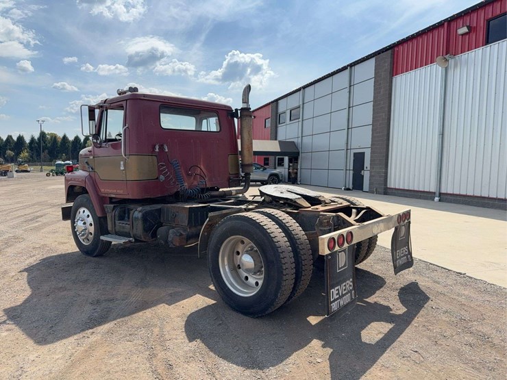 1982-international-2275-day-cab-semi-image-4